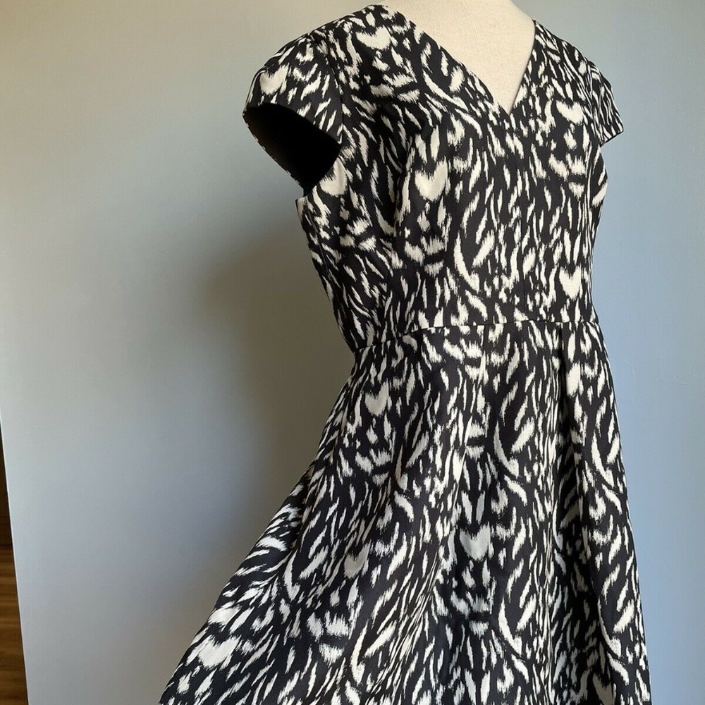 Vince Camuto Navy Blue & Ivory Patterned Dress Size 14 V Neck Zip Lined